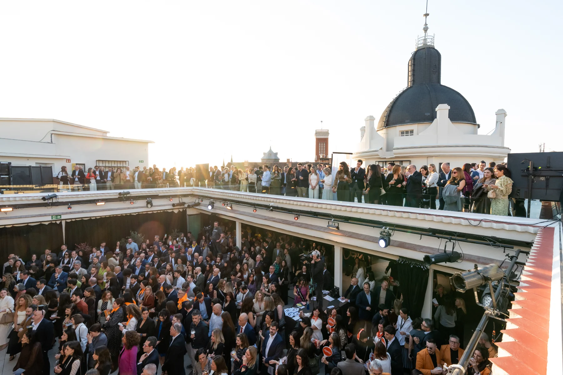 Cóctel de empresa en una azotea de Madrid lleno de asistentes