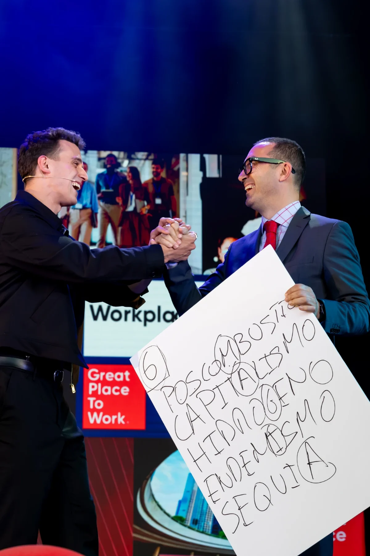 Fabio estrecha la mano a un voluntario en la gala Best Workplaces España