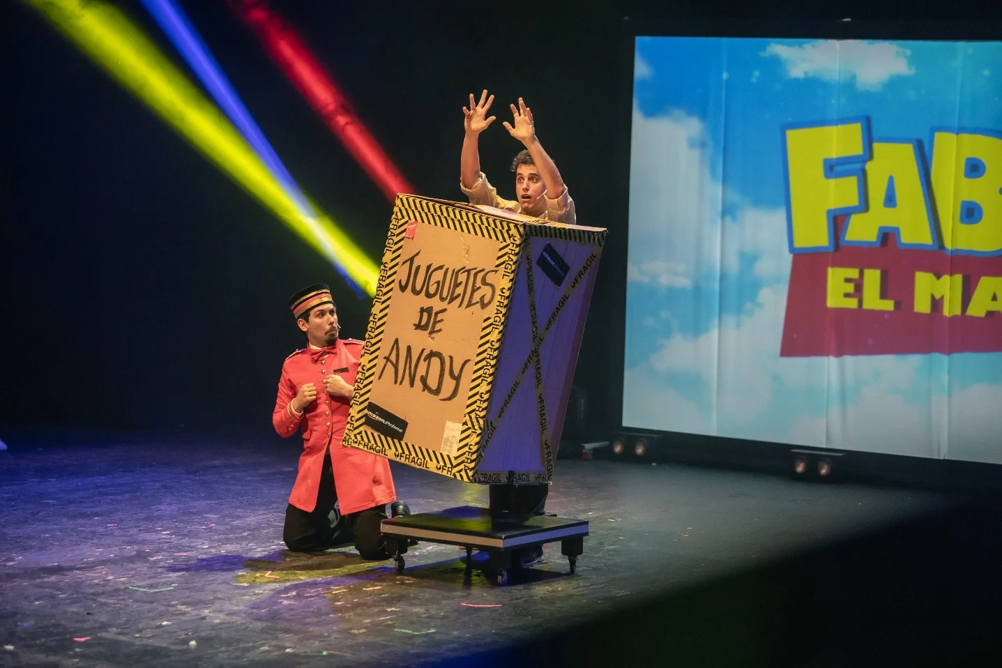 Fabio en un número de escenario en un teatro